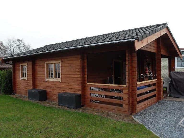 Ein gemütliches Blockbohlen-Ferienhaus in Norwegen, eingebettet in einen Hinterhof.