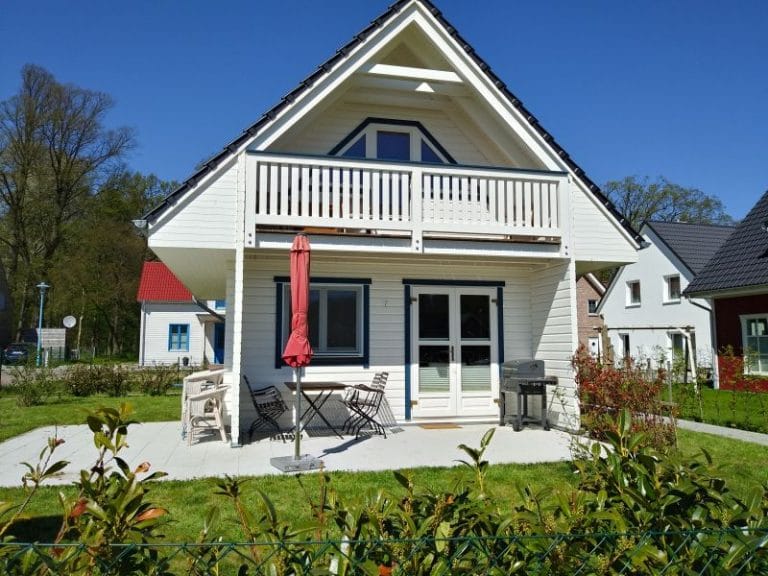 Ein gemütliches Ferienhaus in Rheinland-Pfalz mit Balkon und Terrasse, gebaut in traditioneller Blockbohlentechnik.