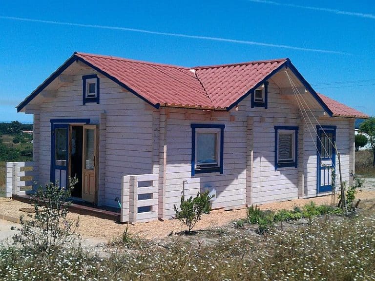 Ein gemütliches Ferienhaus in Tschechien, aus stabilem Blockbohlen, mit einem bezaubernden blauen Dach.