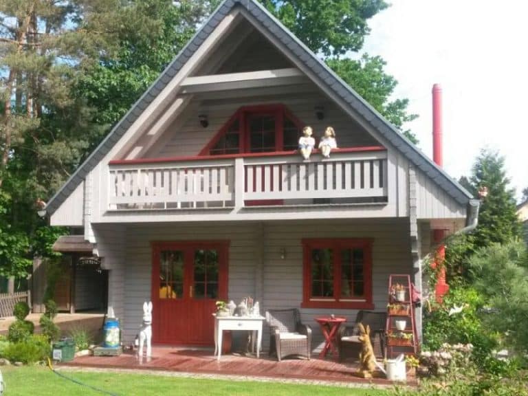 Ein kleines Ferienhaus mit Balkon im Saarland.