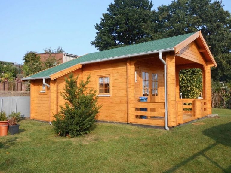 Eine kleine Holzhütte mit grünem Dach.