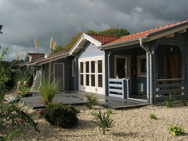 Ein kleines Ferienhaus mit blauem Dach.