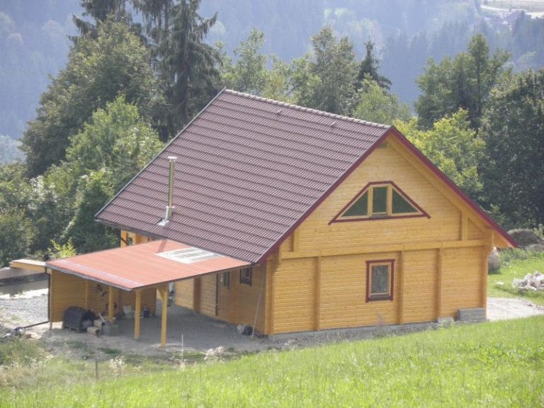 Ein kleines Blockbohlen-Ferienhaus thront auf einem Hügel in Niedersachsen.