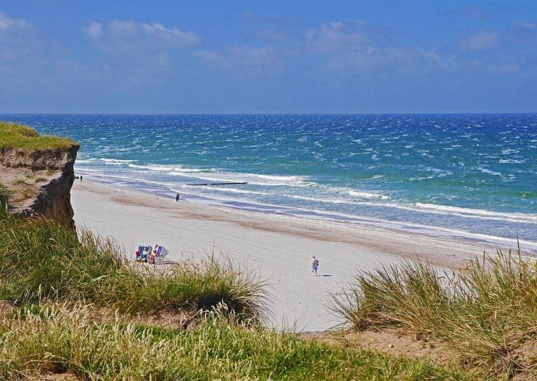 Eine Klippe mit Blick auf einen Strand in Schleswig-Holstein.