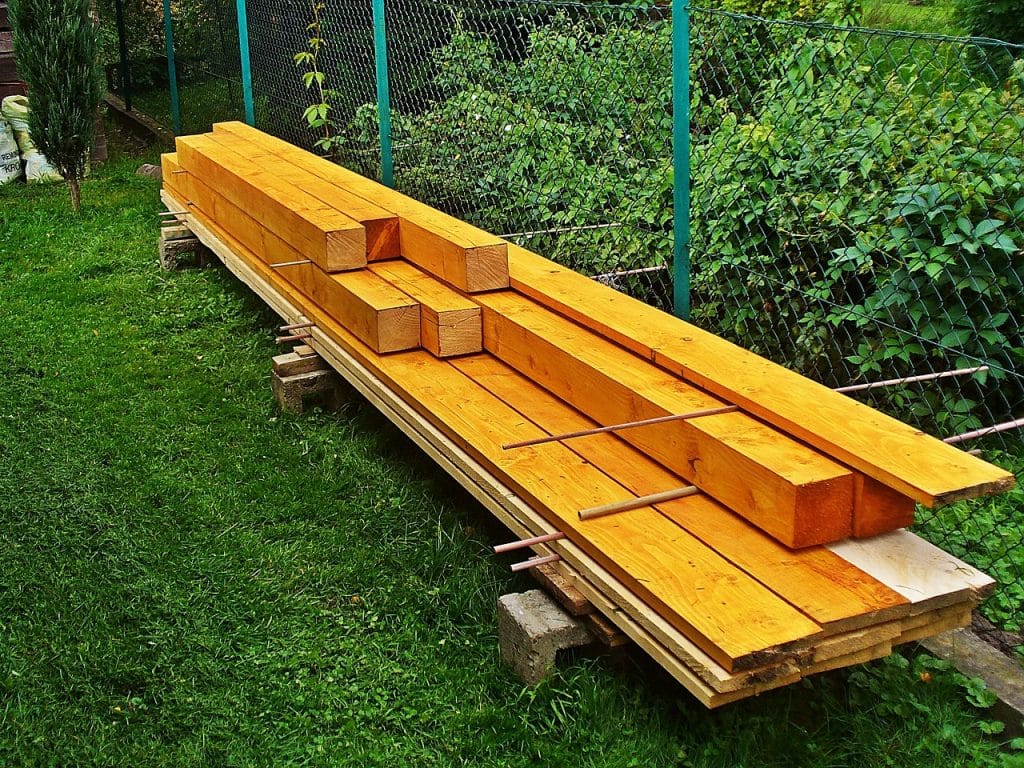 Ein Haufen übereinander gestapelter Holzbretter mit kompletter Behandlung.
