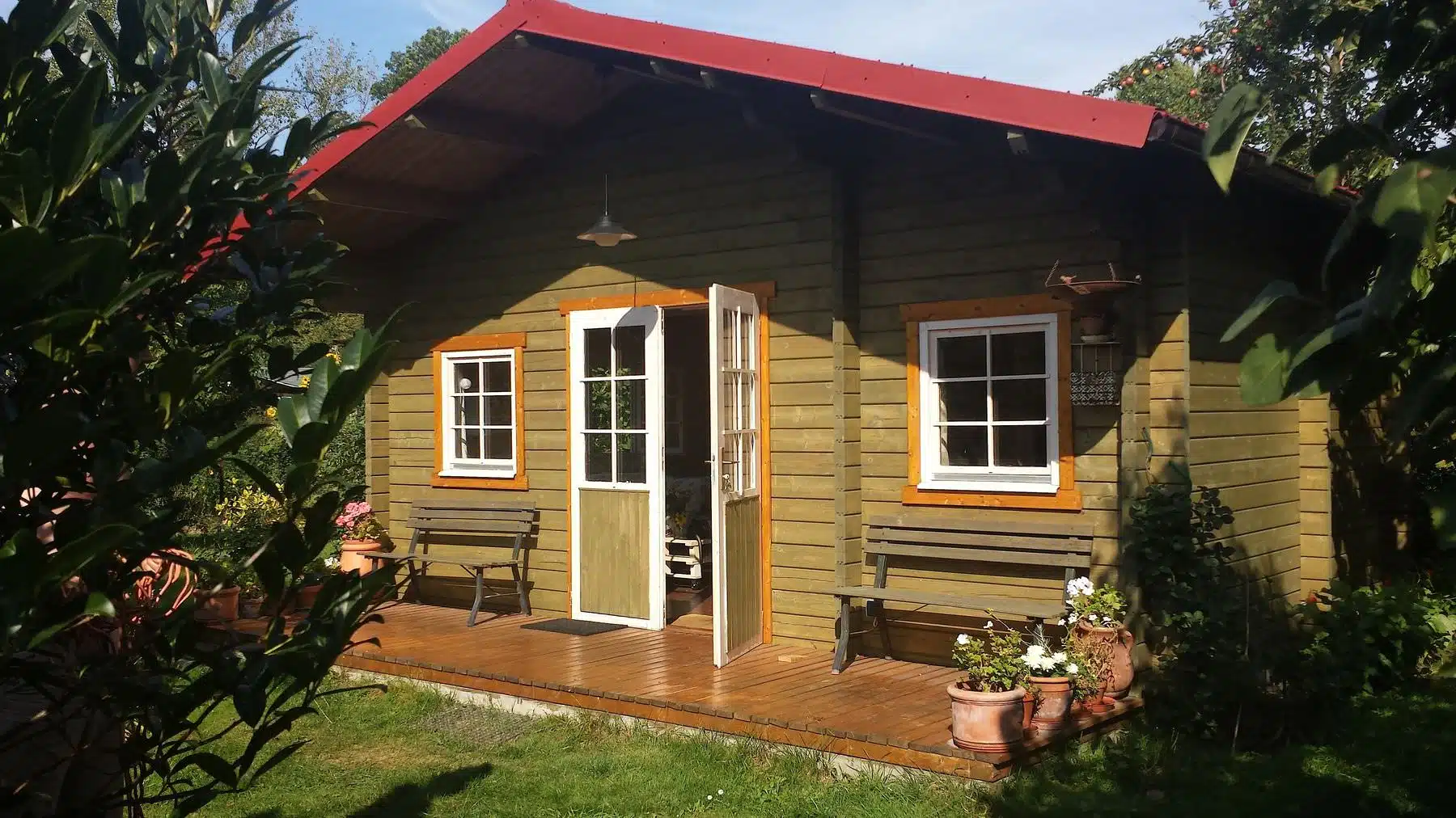 Eine kleine Holzhütte mit einer Holzterrasse.