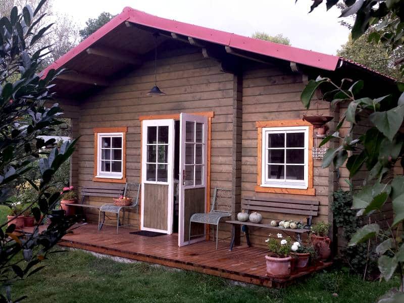 Ein kleines Holzhaus.